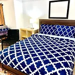 Lic, Private With Backyard 2 Bedroom Apt, Next To Manhattan
