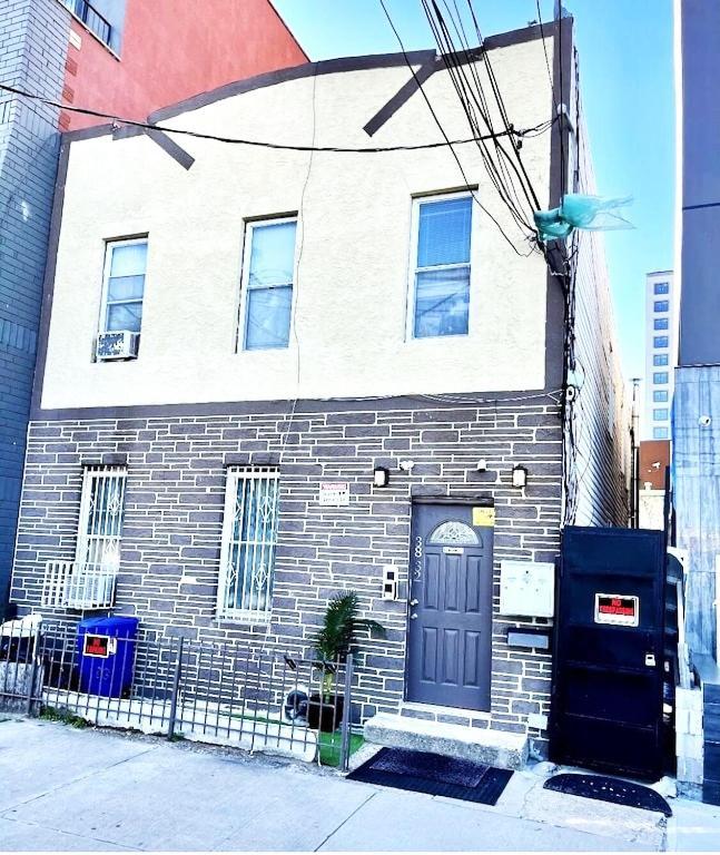 Lic, Private With Backyard 2 Bedroom Apt, Next To Manhattan New York