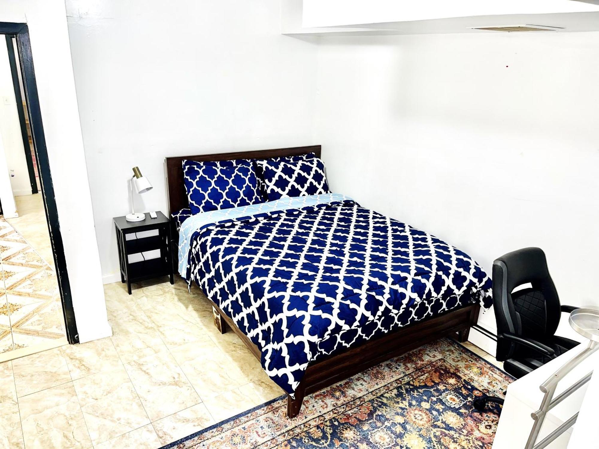Lic, Private With Backyard 2 Bedroom Apt, Next To Manhattan * New York