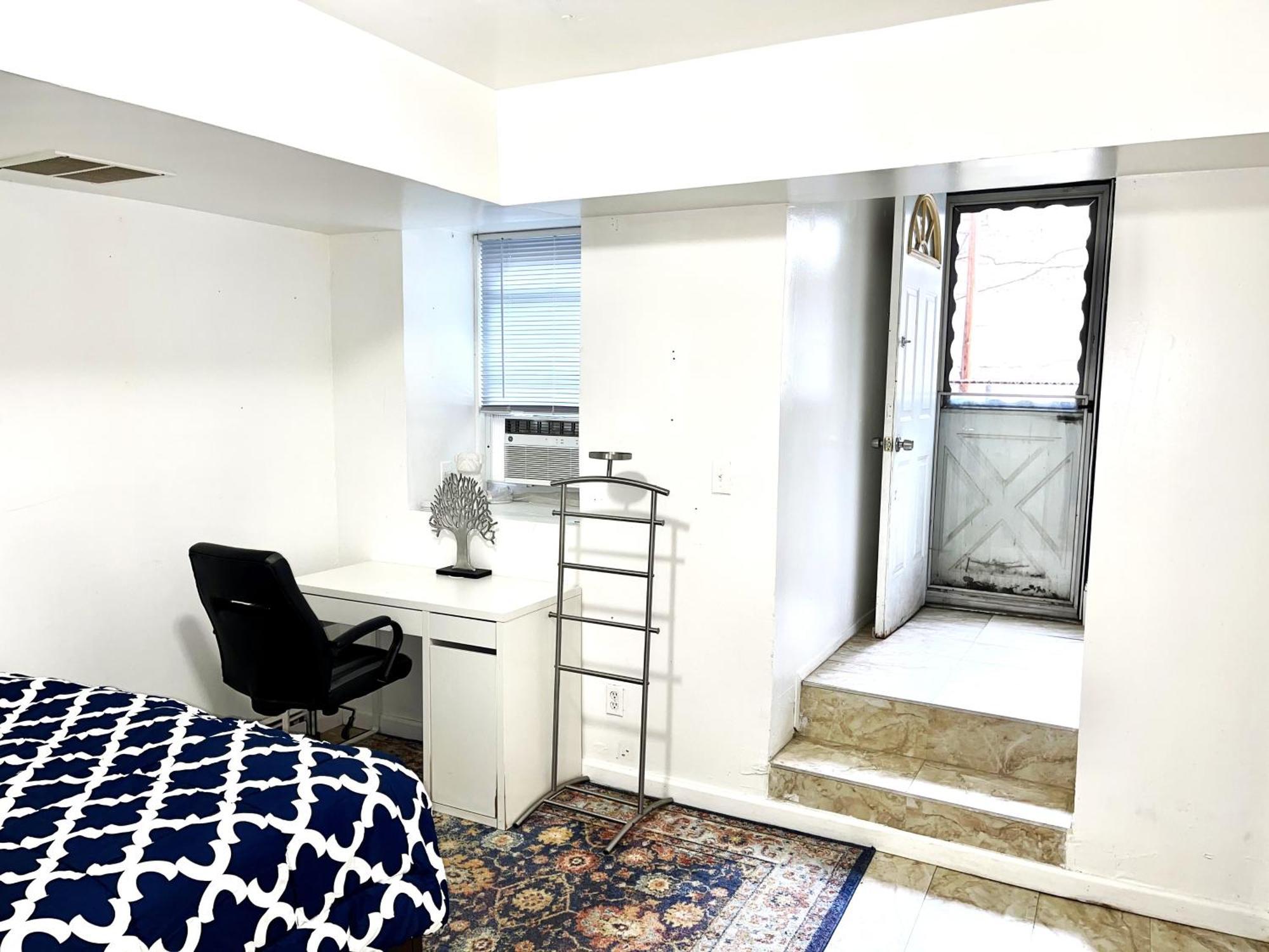 Lic, Private With Backyard 2 Bedroom Apt, Next To Manhattan Apartment *