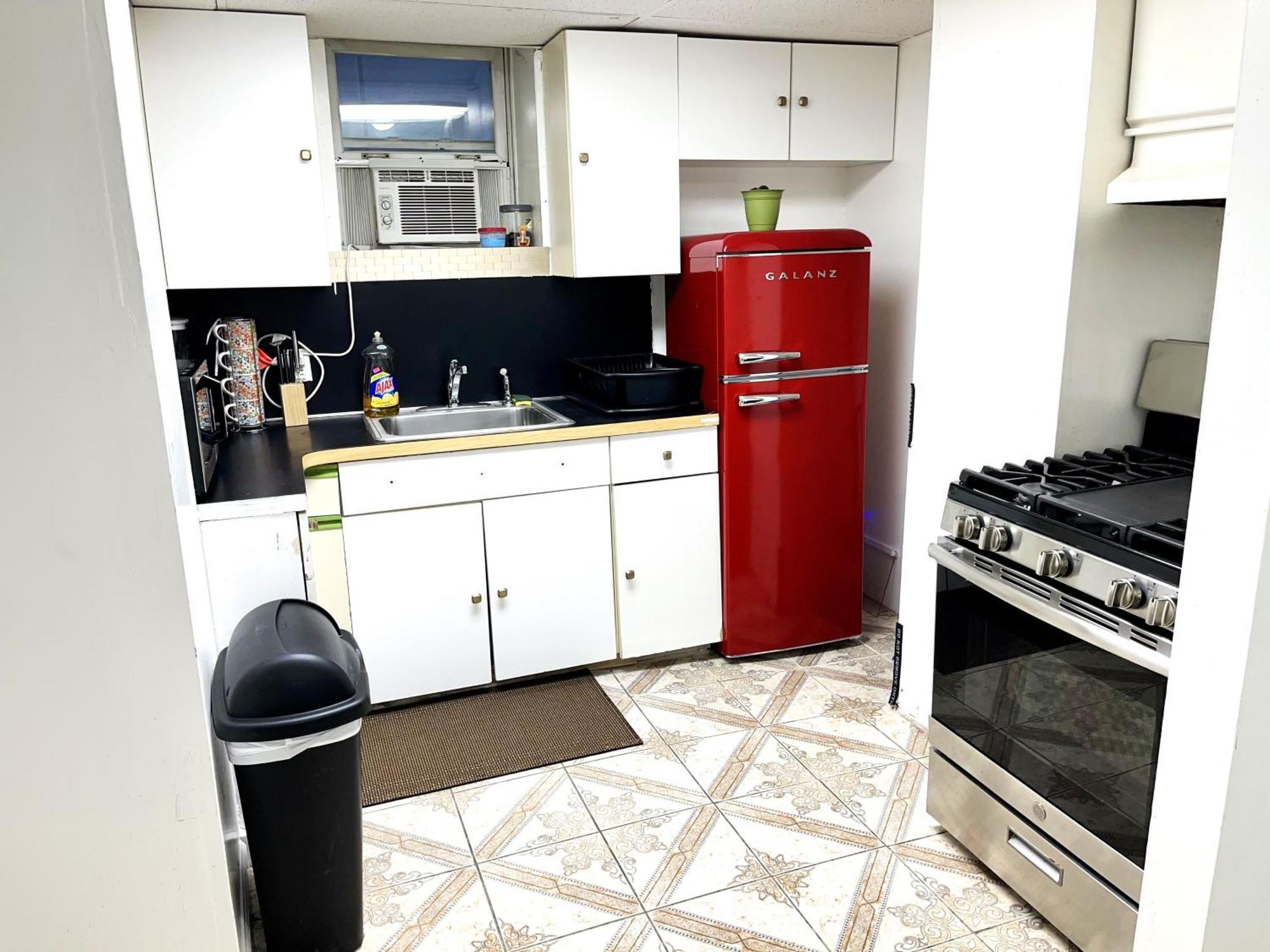 Lic, Private With Backyard 2 Bedroom Apt, Next To Manhattan New York